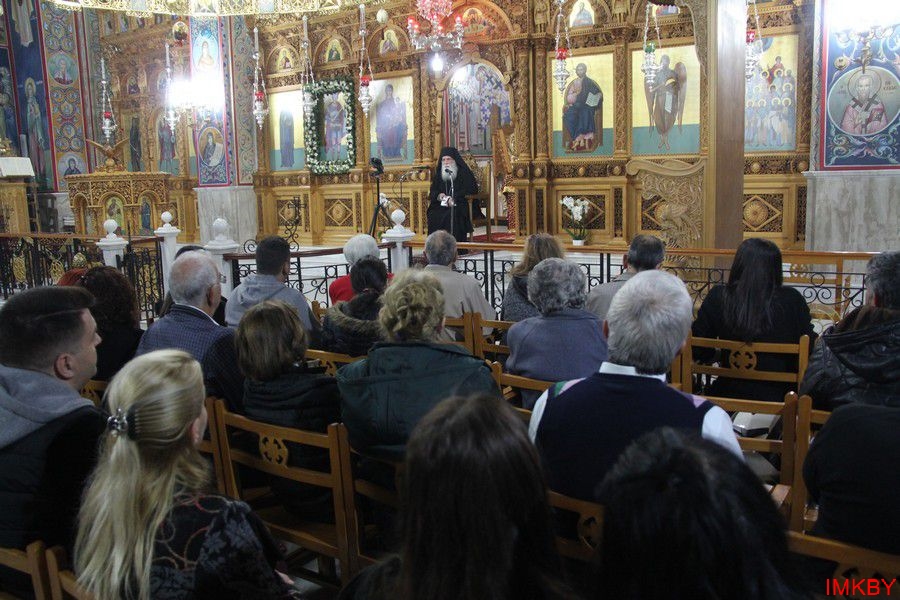 ΠΛΗΘΟΣ ΚΟΣΜΟΥ  ΣΤΗΝ ΟΜΙΛΙΑ  ΤΟΥ ΓΕΡΟΝΤΟΣ ΝΕΚΤΑΡΙΟΥ ΜΟΥΛΑΤΣΙΩΤΗ ΣΤΟΝ Ι.Ν. ΑΓΙΟΥ ΓΕΩΡΓΙΟΥ ΚΑΡΕΑ